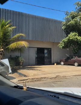 Barracão Industrial com 402m² de Área Construída