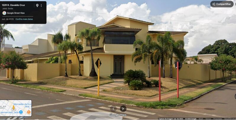 Terreno urbano com casa residencial de 2 pavimentos, 4 suítes, piscina e área de lazer