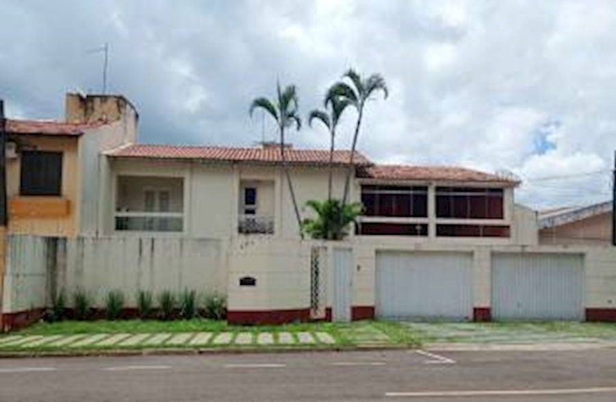 Casa Padrão com 4 Quartos e 3 Banheiros em Londrina