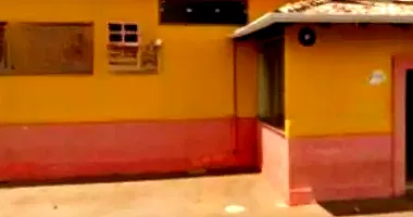 Casa desocupada com 3 quartos, 2 banheiros e 2 vagas, 254m² construída