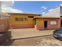 Casa desocupada com 3 quartos, 2 banheiros e 2 vagas, 254m² construída