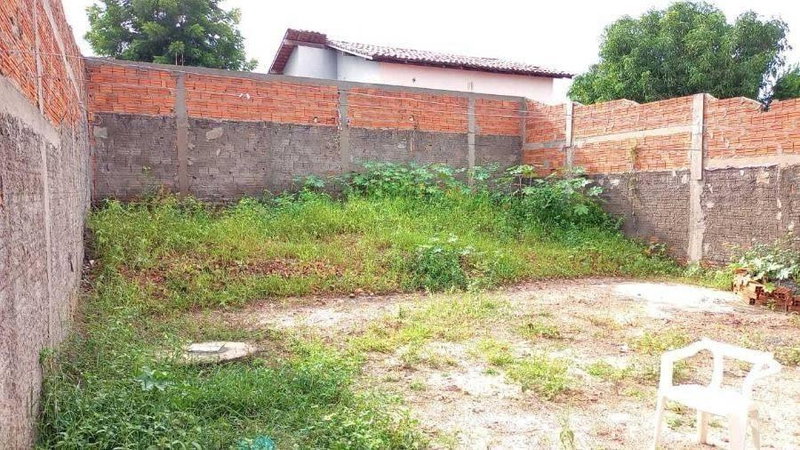 Casa com 2 Quartos e Amplo Terreno de 250m²