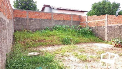 Casa com 2 Quartos e Amplo Terreno de 250m²