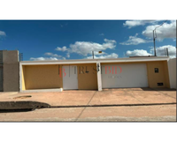 Casa ampla com 635,99m² área total e 549,82m² construída, ocupada