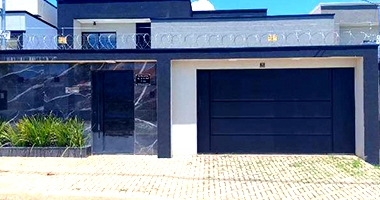 Casa ocupada com 1 vaga de garagem e 171 m² construídos