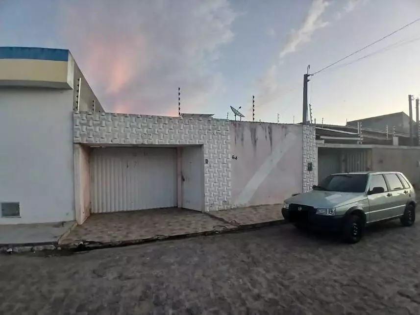 Casa em Leilão com 3 Quartos e 2 Banheiros