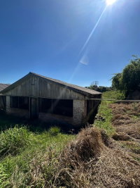 Terreno rural com 150.000m², benfeitorias e residências
