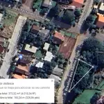 Terreno urbano triangular de 373,21m² sem benfeitorias, ideal para construção