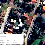 Terreno urbano triangular de 373,21m² sem benfeitorias, ideal para construção