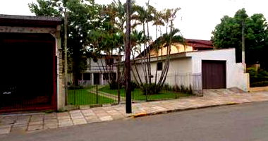 Casa com 3 quartos, 2 banheiros e 253m² construída, ocupada