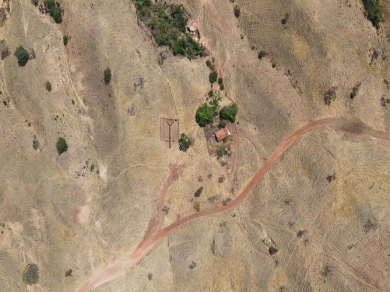 Fazenda 48,87 ha Desocupada com Casa e Curral