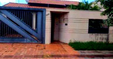 Casa Ocupada com 4 Quartos e 3 Banheiros