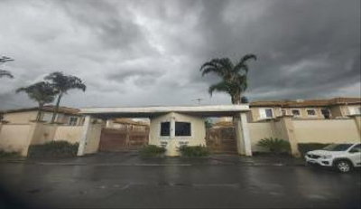 Casa em condomínio com 2 quartos, 2 banheiros e 2 vagas