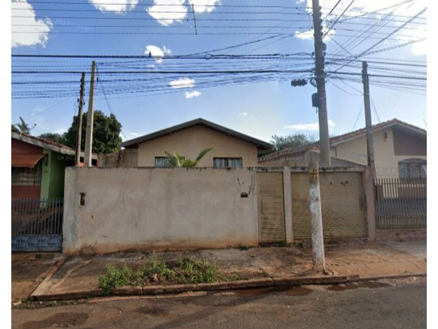 Casa com 135m² construída em terreno de 300m², imóvel ocupado