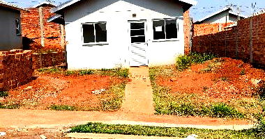 Casa com 2 Quartos e 1 Vaga em Jardim Yvone
