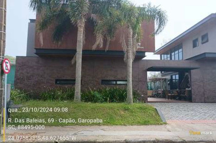 Casa beira mar com 3 quartos, suíte, 3 banheiros, piscina e garagem, desocupada