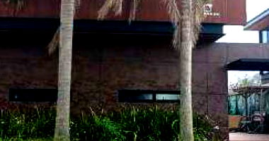Casa beira mar com 3 quartos, suíte, 3 banheiros, piscina e garagem, desocupada