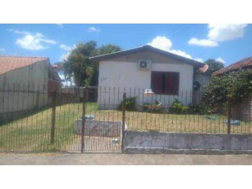 Casa Ocupada com 2 Quartos e 1 Banheiro em Leilão