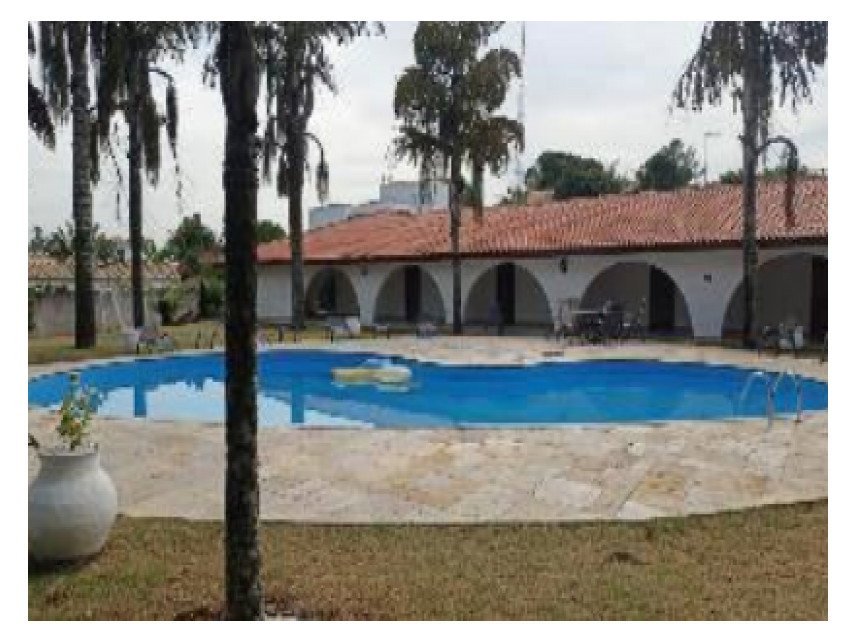 Casa ocupada com 5 suítes, 8 banheiros e 761 m²