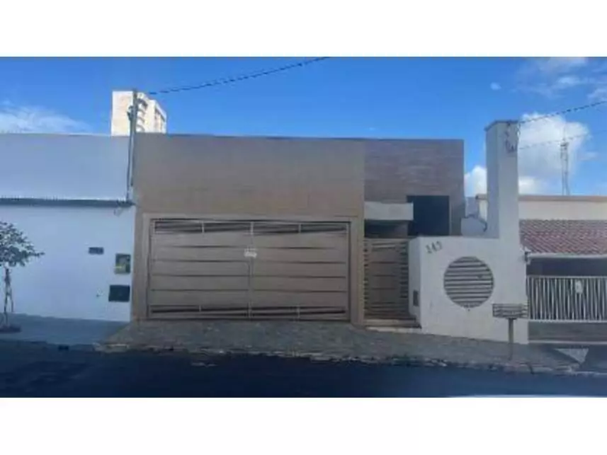 Casa em Leilão Ocupada com 1 Vaga de Garagem