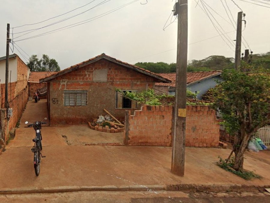 Casa semi-acabada em terreno de 302 m², 2 quartos, 1 banheiro, área construída de 118 m²
