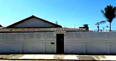 Casa padrão ocupada com 3 quartos, 2 banheiros e 2 vagas