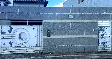 Casa com 3 quartos, 2 banheiros, varanda e 2 vagas de garagem