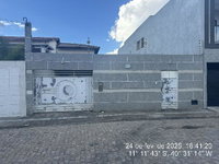 Casa com 3 quartos, 2 banheiros, varanda e 2 vagas de garagem