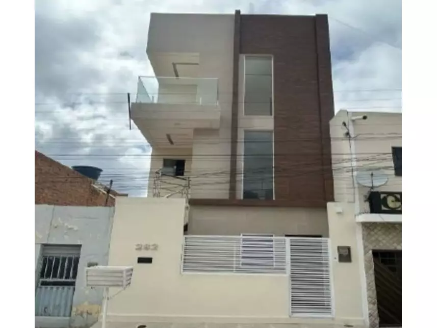 Casa com 202m² construída e terreno de 98m², imóvel