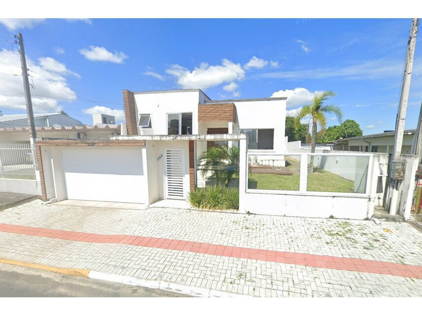 Casa em leilão com 4 quartos e 2 banheiros