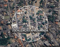 Terreno com casas em construção e alvenaria