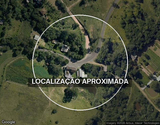 Casa com 2 prédios de alvenaria e piscina em área rural