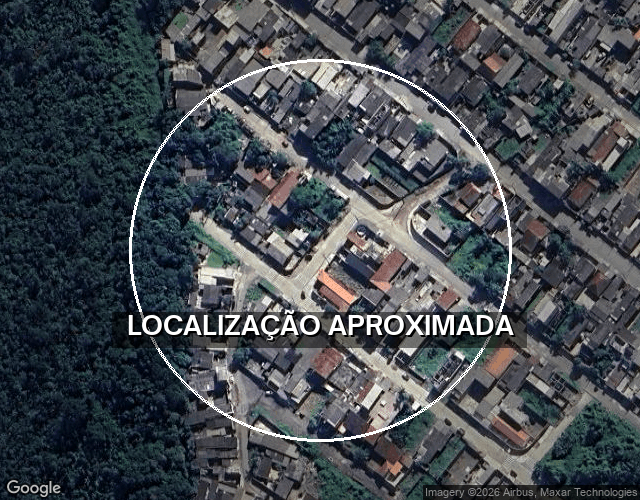Casa com 2 vagas de garagem e quintal em Itanhaém