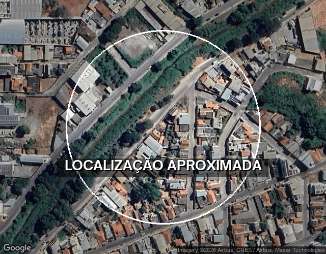 Casa antiga com 4 cômodos, área de 132,90m², desocupada