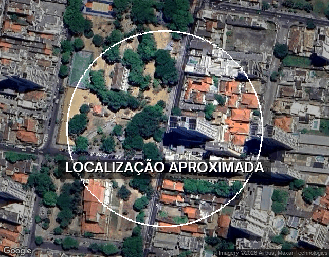 Casa com garagem e dependências de empregados, 480m² de terreno