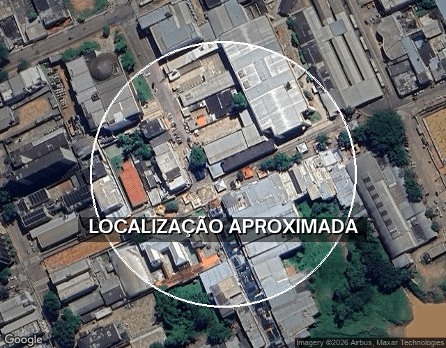 Prédio comercial com 1.882,70m², 3 pavimentos e quadra poliesportiva