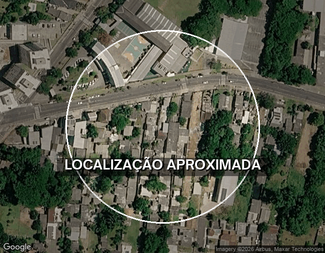 Duas casas de madeira com 4 quartos e 2 banheiros