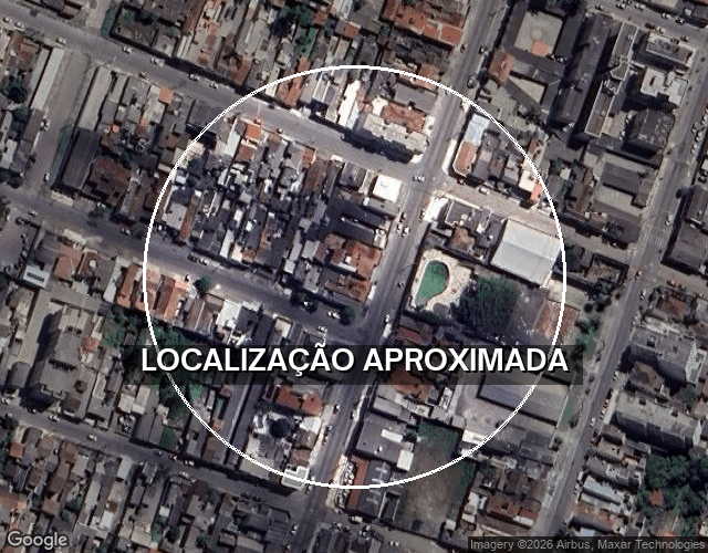 Terreno com prédio de alvenaria, 2 pavimentos, 5 aberturas
