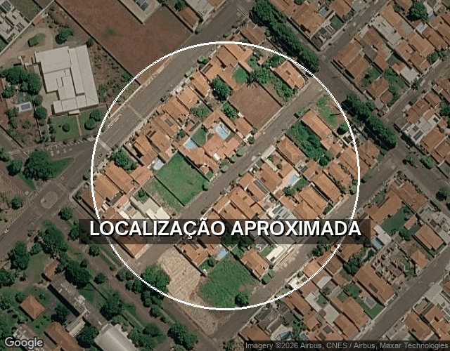 Casa desocupada com 490 m² de área total