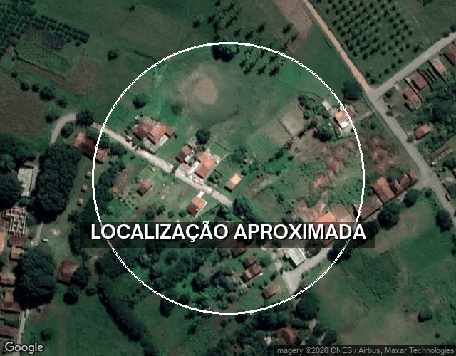 Casa com 2 quartos, 1 banheiro e área coberta em estado de conservação precário