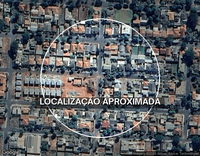 Lote com casa de alvenaria, 63,35m², murada, portão metálico