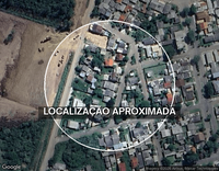 Casa com terreno de 330m², desocupada, precisa de reparos