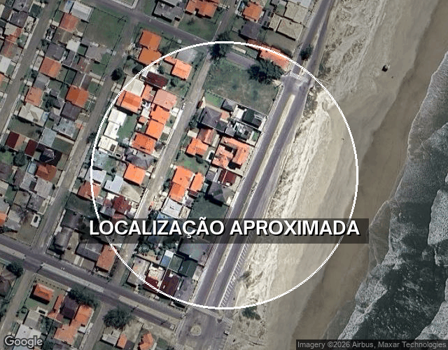Prédio residencial de alvenaria com dois pavimentos na Av. Beira Mar