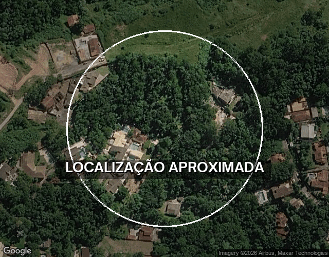 Terreno com Edícula em Condomínio Fechado