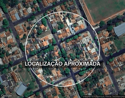 Casa de Madeira em Terreno de 360m² com Ótima Localização