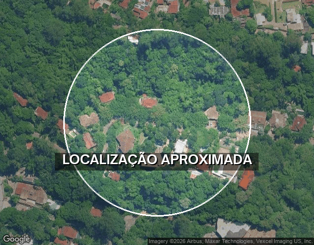 Casa com terreno de 2.700 m² em condomínio