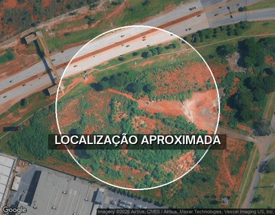 Três casas em terreno de 5.850 m² à beira do lago
