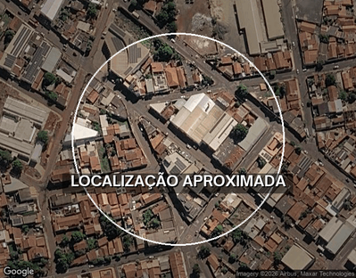 Casa antiga com 2 quartos e garagem em lote de 425 m²